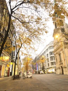 Ranní prázdná Mariahilfer Straße ve Vídni se žlutým světlem