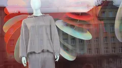socha osoby v bílém obleku a masce v alternativní realitě